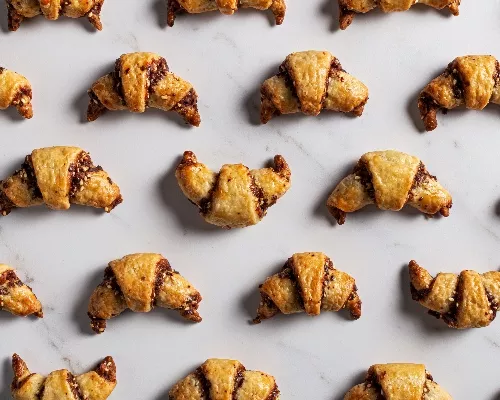 Rugelachs chocolat et tahini sur un comptoir marbré