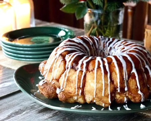 Une assiette de brioche sur une assiette verte