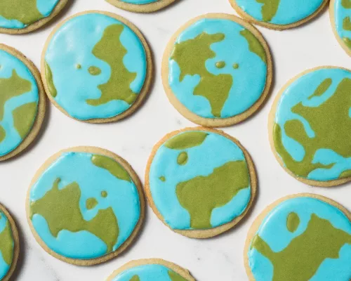 biscuits au beurre avec glaçage vert et bleu