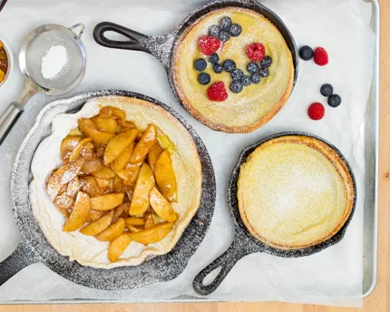 Crêpe allemande (Dutch Baby) avec pommes chaudes épicées