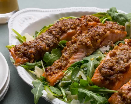 Salade de rubans d’asperges avec saumon en croûte 