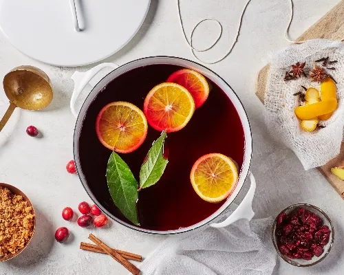 Une tasse de vin chaud garnie d’un givrage de cassonade, d’un bâton de cannelle, d’anis étoilé et de romarin