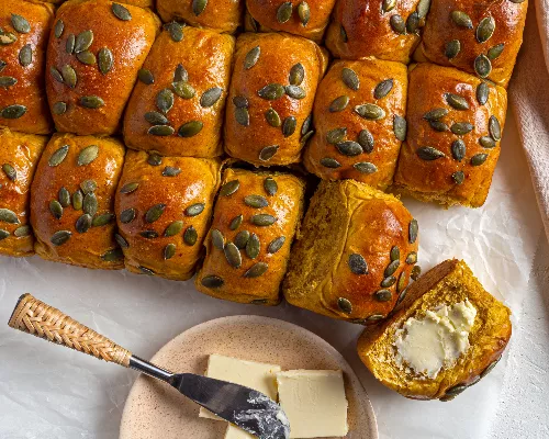 Petits pains aux épices pour tarte à la citrouille avec du beurre