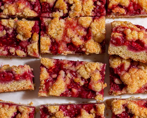 Une douzaine de barres crumble aux framboises