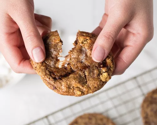 Un biscuit s'mores séparés avec deux mains