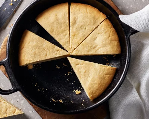 Biscuit au sucre coupé en morceaux dans une poêle