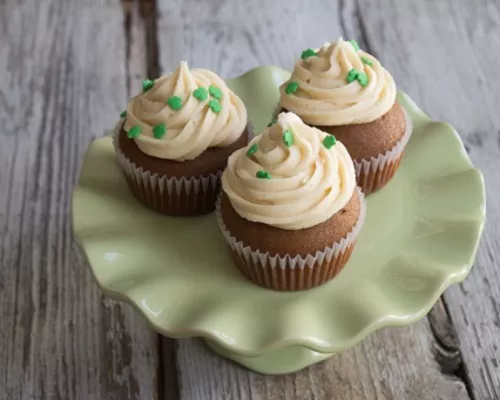 Cupcakes à la stout et glaçage à la crème irlandaise