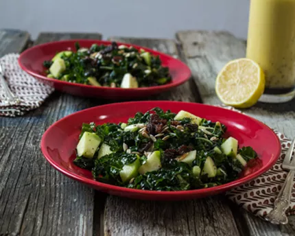 Salade de kale et vinaigrette au citron et graines de pavot