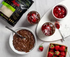 Fraises, bol d'avoine chocolatée et compote dans 3 contenants et Sucre Granulé Biologique Redpath