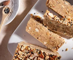 Halva aux amandes tranchée sur un plateau