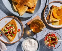 Assiettes de crêpes avec garnitures aux fruits et crème sûre fouettée au sucre brun