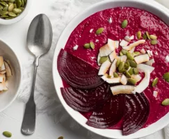 Un bol de smoothie rouge garni de tranches de betteraves