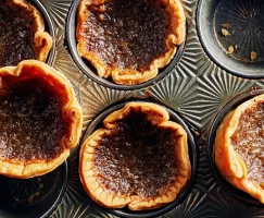 Tartelettes au beurre classiques dans un moule à muffins