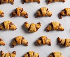 Rugelachs chocolat et tahini sur un comptoir marbré