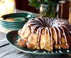 Une assiette de brioche sur une assiette verte