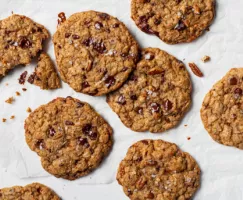 Biscuits cowboy avec pépites de chocolat, pépites de caramel, et pacanes sur un papier ciré