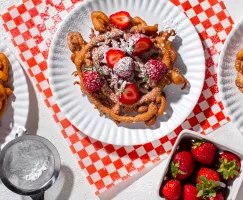 Funnel cakes décorés avec sucre à glacer et fraises