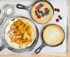 Crêpe allemande (Dutch Baby) avec pommes chaudes épicées