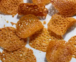 Tuiles dentelles parfumées à l’orange sur un comptoir marbré