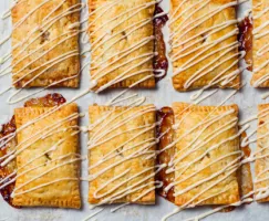 Chaussons frais cuits nappés de glaçage au fromage à la crème