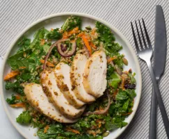 Poulet érable-moutarde sur salade de quinoa et chou frisé