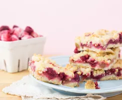 Barres crumble à la rhubarbe et aux framboises