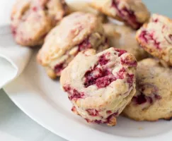 Scones au chocolat blanc, framboises et noix de macadam