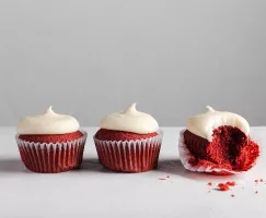 Trois cupcakes red velvet avec glaçage au fromage à la crème