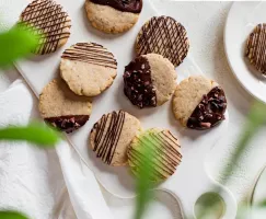 Biscuits au sucre trempés dans du chocolat