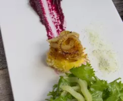 Fromage de chèvre frit avec sa relish de betterave, son fenouil poché, ses endives frisées et son sucre aromatisé, façon Chef Christophe