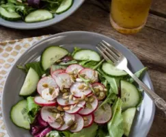 Mélange de verdure avec sa vinaigrette sucrée à  la moutarde de Dijon