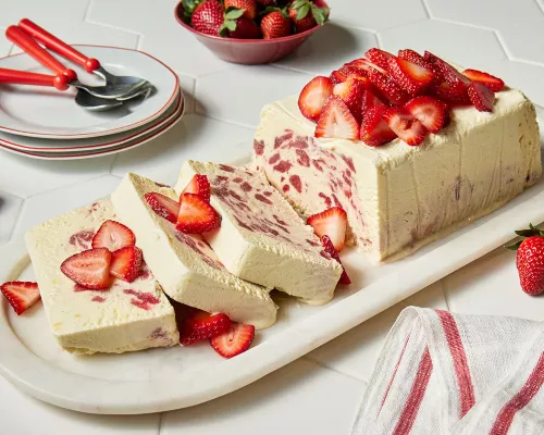 Semifreddo aux fraises et fleurs de sureau