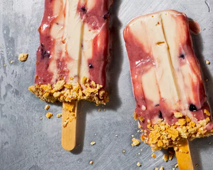 Sucettes glacées gâteau au fromage à la cerise