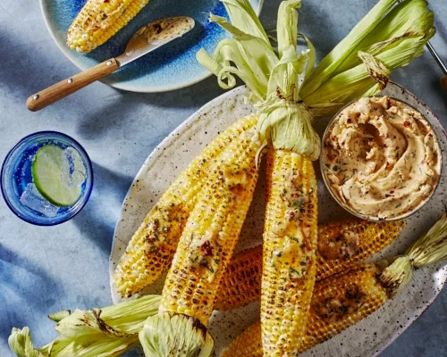 Épis de maïs grillés avec beurre chipotle-lime