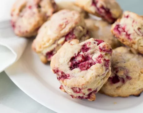 Scones au chocolat blanc, framboises et noix de macadam