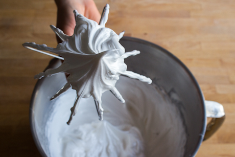 White<em>Pour assembler le gteau</em></br>1. Placer la première couche de gteau sur une assiette ou un plat à  gteau. Étaler la moitié de la confiture de framboises dessus à  l’aide d’une spatule coudée ou d’un couteau. Ajouter une couche de glaçage. Poser délicatement la seconde couche de gteau et étaler le reste de confiture.</br><img  data-cke-saved-src=